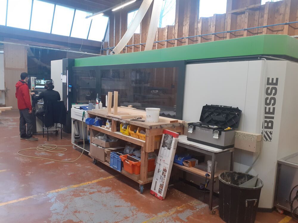 Opérateur devant une machine numérique de l’atelier