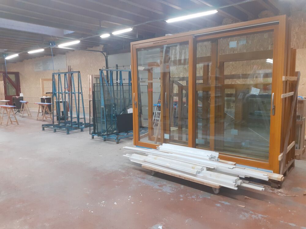 Porte coulissante en bois dans l’atelier de MENALPE à Domène