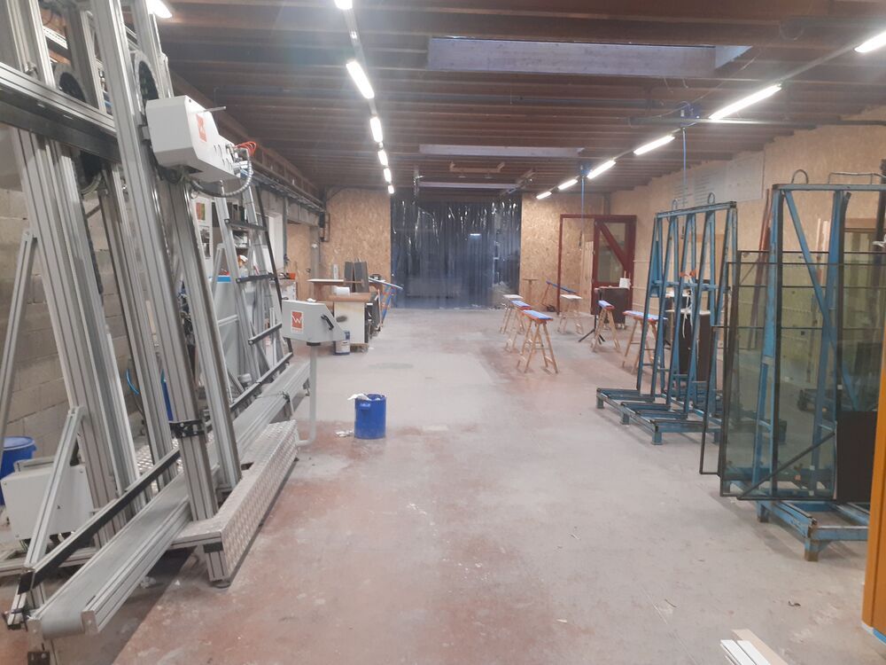 Racks de vitrage dans l’atelier