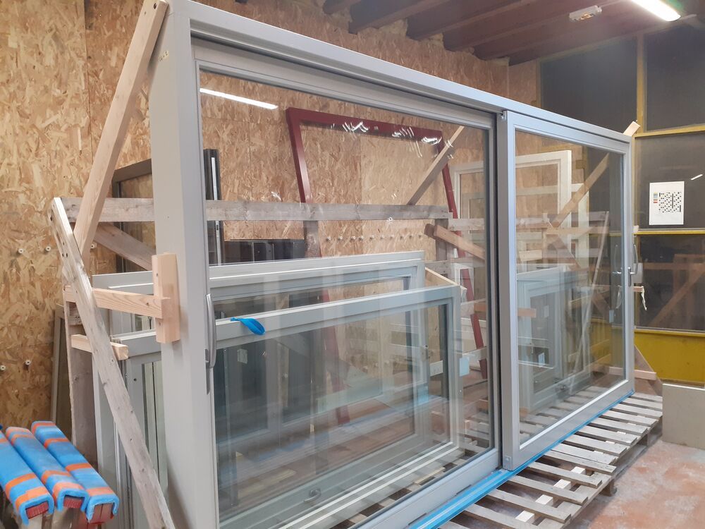 Porte coulissante en bois ouvrant sur un balcon