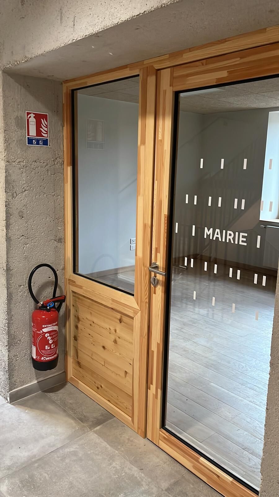 Porte d’entrée vitrée de la mairie