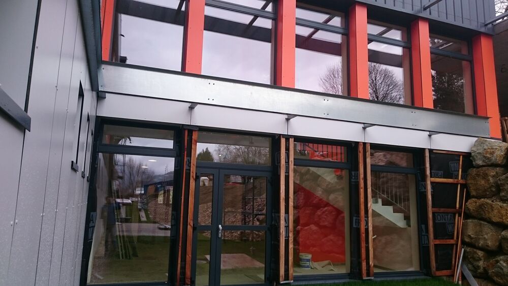 Porte-fenêtre vitrée sur un bâtiment public
