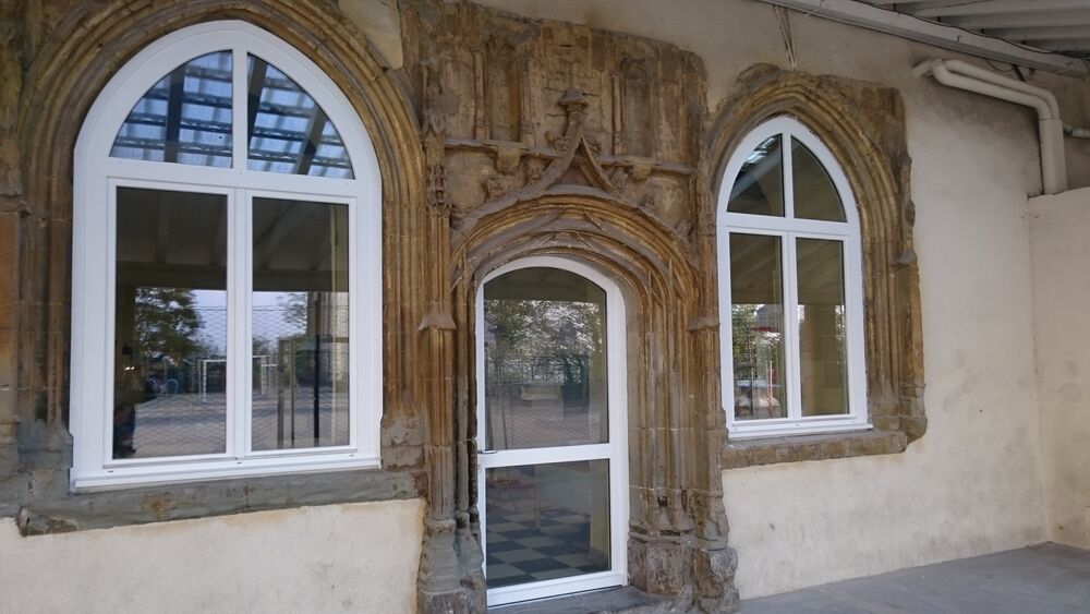 Fenêtres blanches gamme Standard sur une façade ancienne