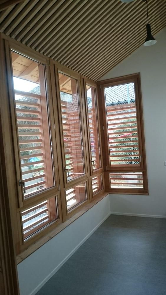 Fenêtres bois gamme MENEPURE avec brise-soleil