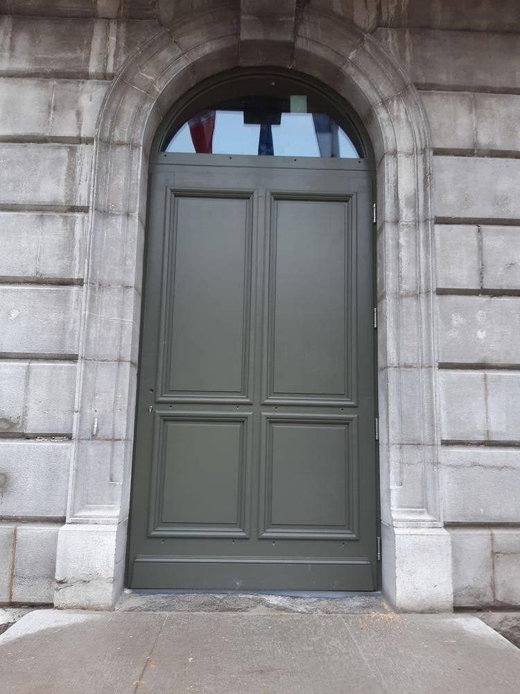 Porte d’entrée à panneaux peinte en gris, Goncelin