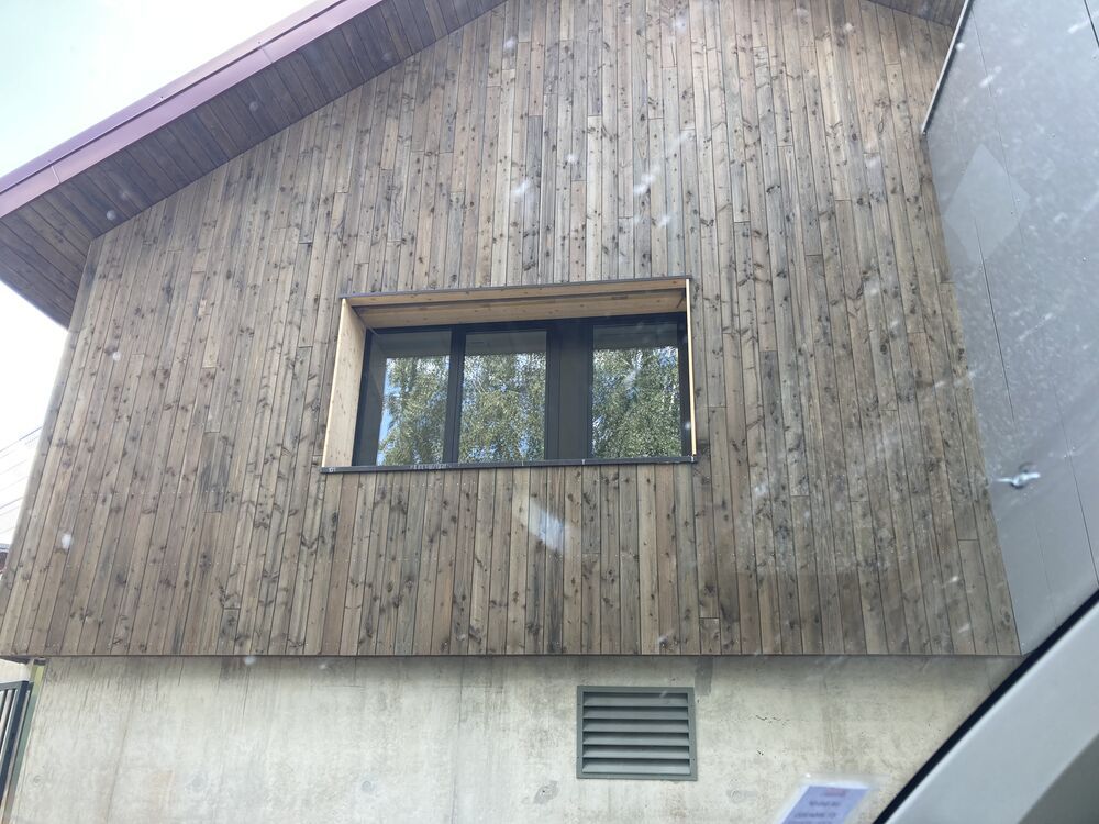 Fenêtre bois-alu sur un bardage bois