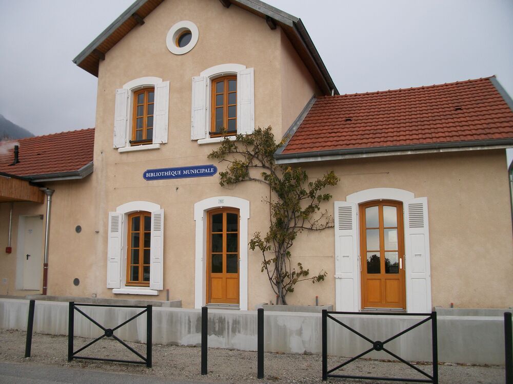 Portes cintrées en bois, bibliothèque municipale