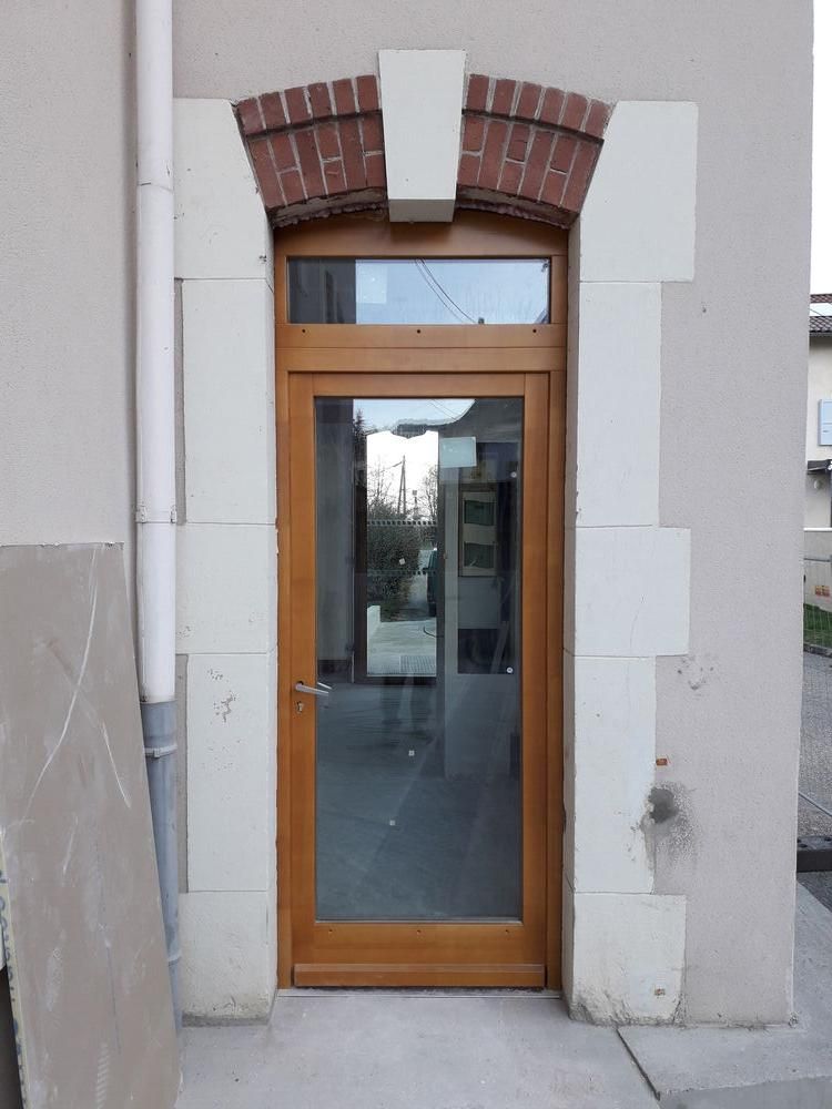Porte d’entrée vitrée en bois, Le Champ-près-Froges