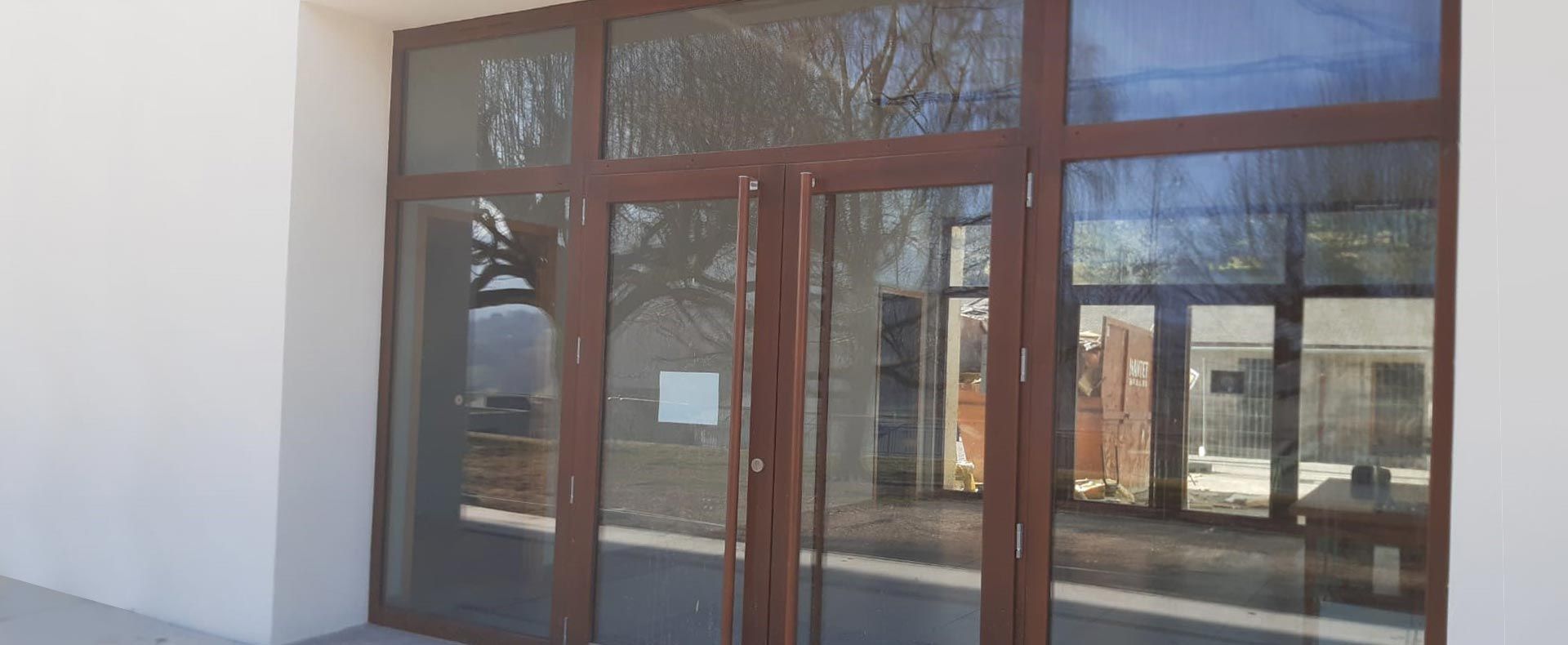 Porte en bois dans une pièce lumineuse